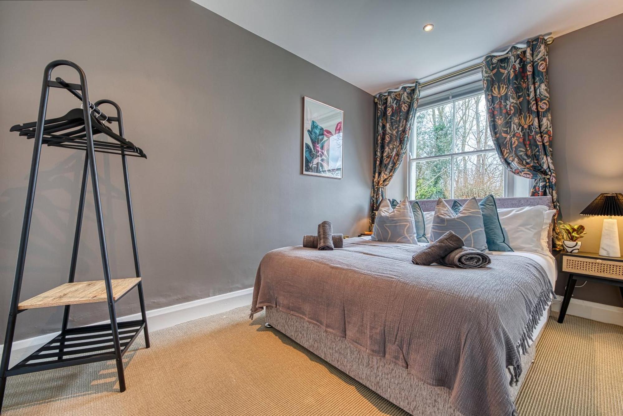 2 Bedroom Stylish Spacious Apt, Sleeps 6, Central Cheltenham, With Free Parking - By Blue Puffin Stays Exterior foto